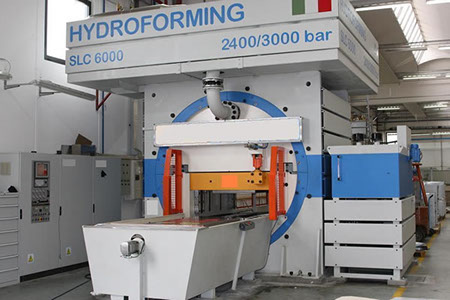 Hydraulic press for hydroforming